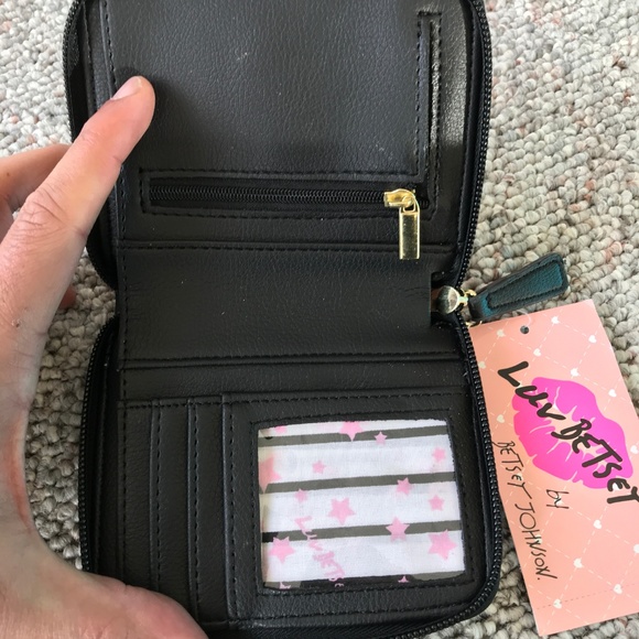 Luv Betsey LBZPRND Rainbow Heart Luv Wallet - Picture 2 of 4